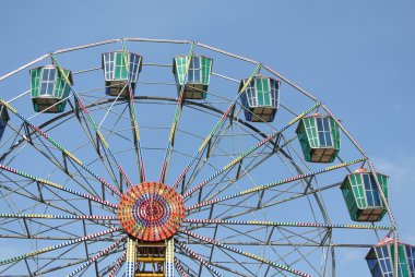 Mavi gökyüzü arka plan ile renkli bir dönme dolap