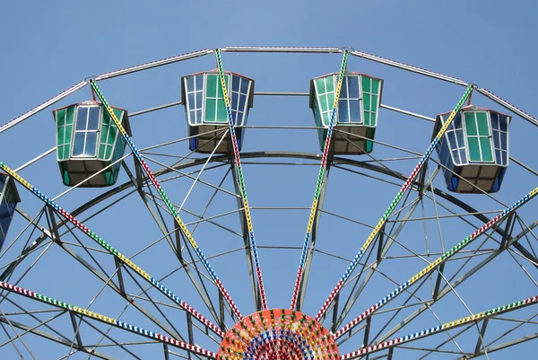 Een kleurrijke reuzenrad met blauwe hemelachtergrond — Stockfoto