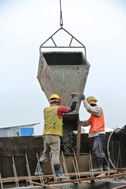 Grup inşaat işçileri takviye beton duvar döküm