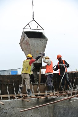 Grup inşaat işçileri takviye beton duvar döküm