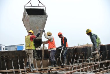 Grup inşaat işçileri takviye beton duvar döküm