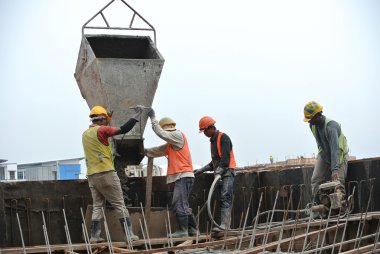 Grup inşaat işçileri takviye beton duvar döküm