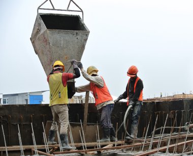 Grup inşaat işçileri takviye beton duvar döküm