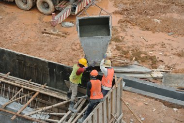 Grup inşaat işçileri takviye beton duvar döküm
