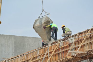 Beton kalıp dökme inşaat işçilerin bir grup