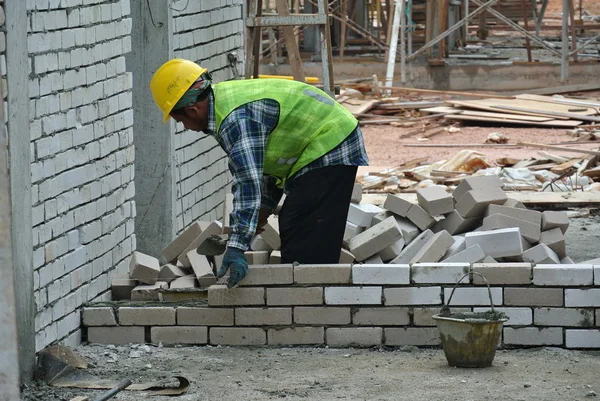 Lavoratori edili che posano mattoni in cantiere — Foto Stock
