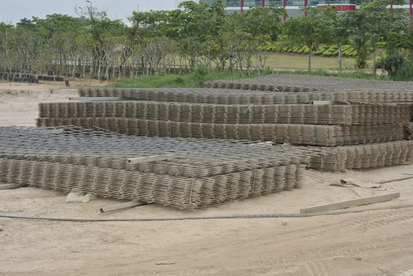 Стальные стержни или решетки, используемые для армирования бетона — стоковое фото