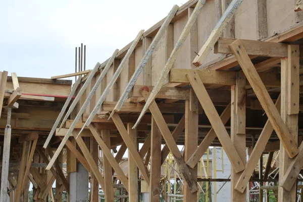 Holzbalkenschalung mit Holzstützen — Stockfoto