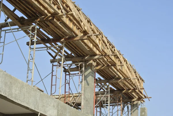 Holzbalkenschalung, gestützt von einer Reihe von Gerüsten — Stockfoto