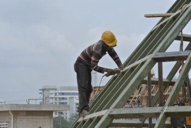 Metal yüzey taşlama inşaat işçileri