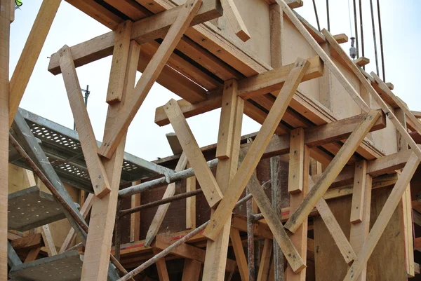 Holzbalkenschalung mit Holzstützen — Stockfoto