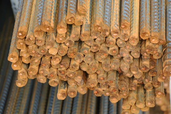 Výztužné tyče - ocelové tyče nebo tyče používané k vyztužení betonu — Stock fotografie