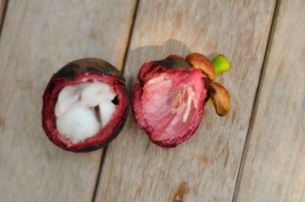 Mangosteen ungu segar atau Garcinia mangostana — Stok Foto