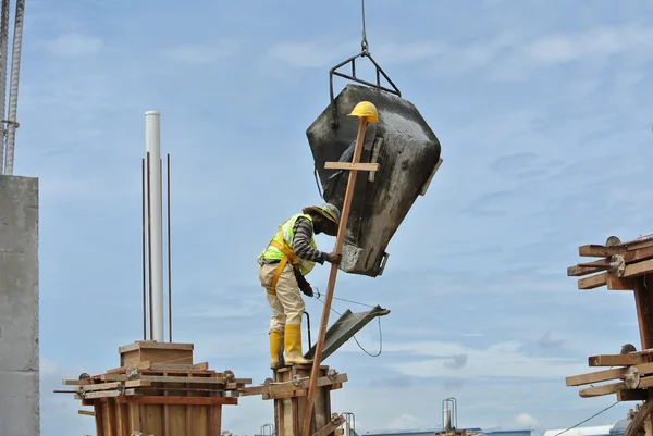 Construction workers casting column — Stock Photo, Image