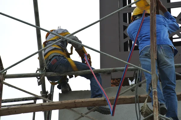 Soudeurs travaillant à haut niveau — Photo