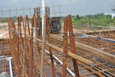 Takviye çubuğu fabrikasyon ve inşaat alanında tel kullanarak bağlı