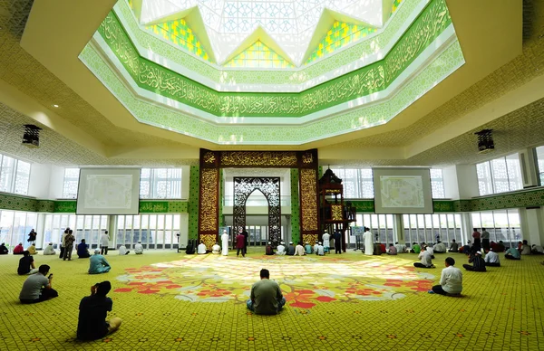 Wnętrze aka Raja Haji Fi sabil Allah Meczet Meczet Cyberjaya w Cyberjaya, Malezja — Zdjęcie stockowe
