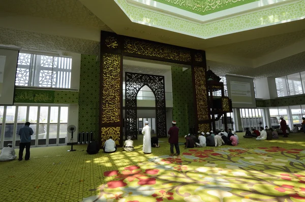 Interiér Raja Haji Fi Sabilillah mešita aka Cyberjaya mešitu v Cyberjaya, Malajsie — Stock fotografie