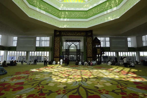 拉贾 · 哈吉 Fi Sabilillah 清真寺又名赛城，马来西亚赛城清真寺的内部 — 图库照片