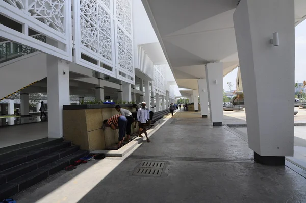 Men using the ablution of Cyberjaya Mosque in Cyberjaya, Malaysia — Stock Photo, Image