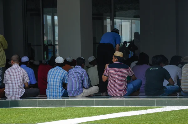 Cyberjaya, Malezya Cyberjaya Camii 'nde dua etmek için bekleyen Mens — Stok fotoğraf