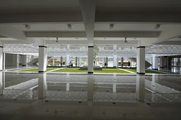 Interior of Raja Haji Fi Sabilillah Mosque a.k.a Cyberjaya Mosque in Cyberjaya, Malaysia — Stock Photo, Image