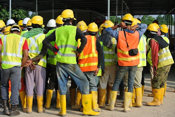 Grup inşaat işçileri montajı açık alan.