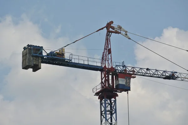 Guindaste de torre usado para levantar carga pesada — Fotografia de Stock