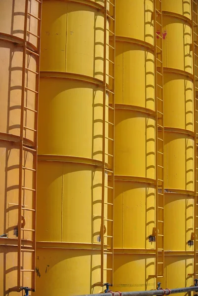 Az építkezésen a víz és a bentonit silo — Stock Fotó