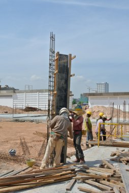 İnşaat İşçileri sütun ahşap kalıp yükleme