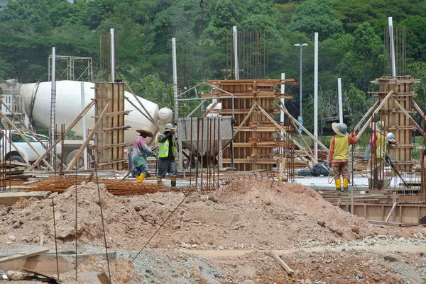 Grupo de trabajadores de la construcción de fundición para losa de planta baja — Foto de Stock
