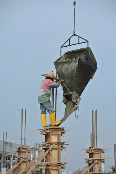 Stavební dělníci obsazení budovy sloupec — Stock fotografie