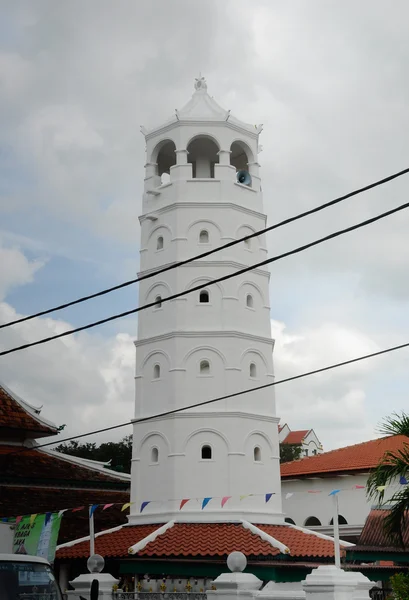 Minarete da Mesquita Tranquerah ou Masjid Tengkera em Malaca, Malásia — Fotografia de Stock