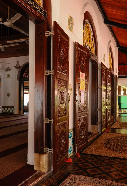 Drzwi drewniane Tranquerah Meczet lub Tengkera Masjid w Malakka, Malezja — Zdjęcie stockowe