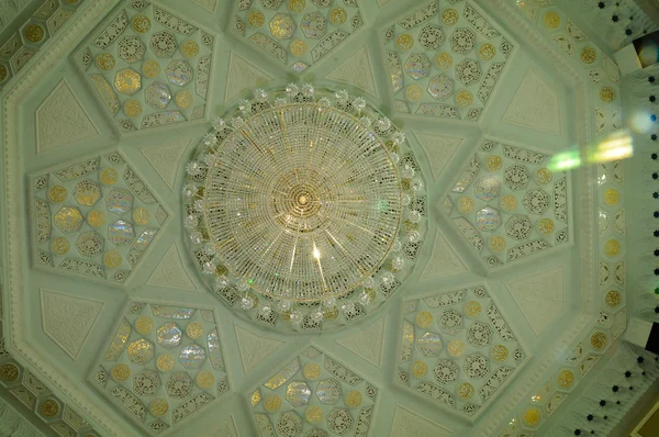 Inside dome of Ubudiah Mosque at Kuala Kangsar, Perak, Malaysia — Stock Photo, Image