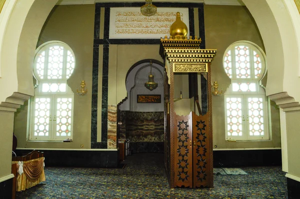 Minbar de la mezquita de Ubudiah en Kuala Kangsar, Perak, Malasia — Foto de Stock