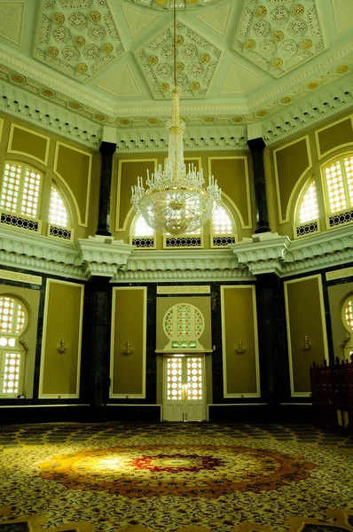 Interior de la mezquita de Ubudiah en Kuala Kangsar, Perak, Malasia — Foto de Stock