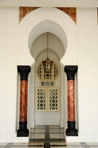 Ventana de la mezquita de Ubudiah en Kuala Kangsar, Perak, Malasia — Foto de Stock