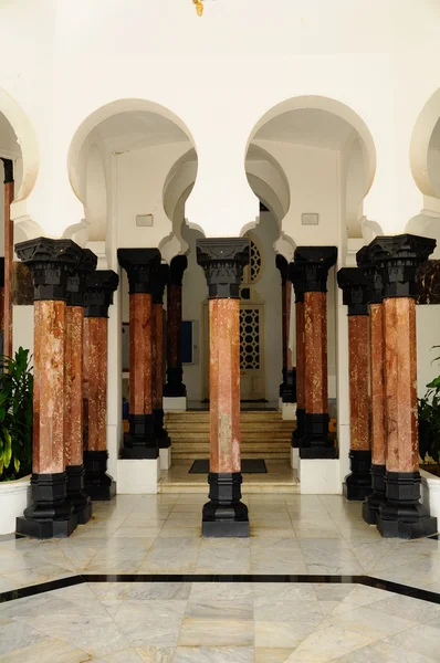 Pilares de la mezquita de Ubudiah en Kuala Kangsar, Perak, Malasia — Foto de Stock