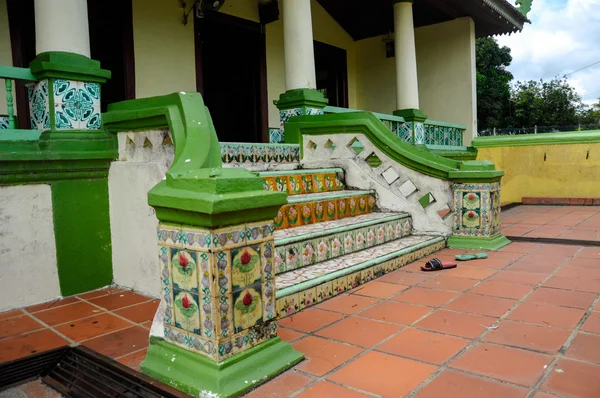 Traditionele stappen op lucht Barok moskee op Jasin Malacca, Maleisië — Stockfoto