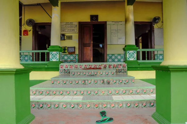 Tradizionali passi della Moschea Air Barok a Jasin Malacca, Malesia — Foto Stock