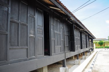 Kampung Laut Camii Nilam Puri Kelantan, Malezya kapıda dizi