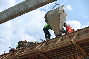 Grup inşaat işçileri ışın döküm