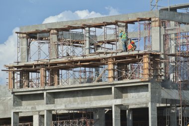 İnşaat işçisi kiriş ahşap kalıp imalatı