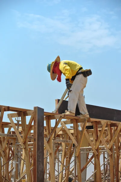 Construction worker fabricating beam timber formwork — Stock Photo, Image