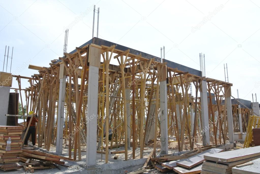 Roof beam formwork fabricated at construction site