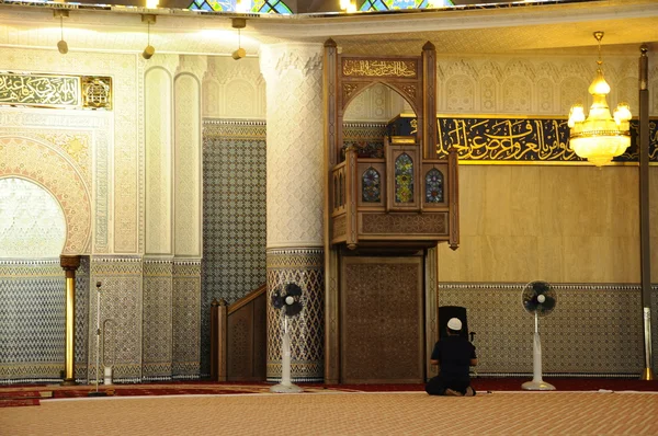 Мимбар и михраб Национальной мечети Малайзии, он же Масджид Негара — стоковое фото