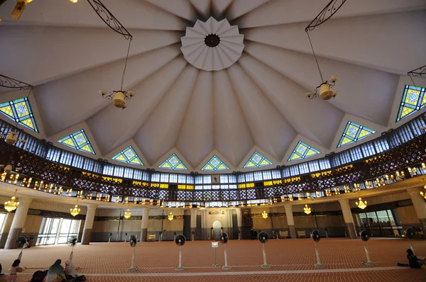 Interior da Mesquita Nacional da Malásia t.c.p. Masjid Negara — Fotografia de Stock