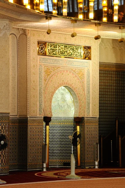 Interior da Mesquita Nacional da Malásia, também conhecida por Masjid Negara — Fotografia de Stock