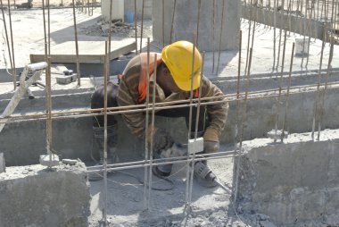 Beton ışın kesmek inşaat işçileri